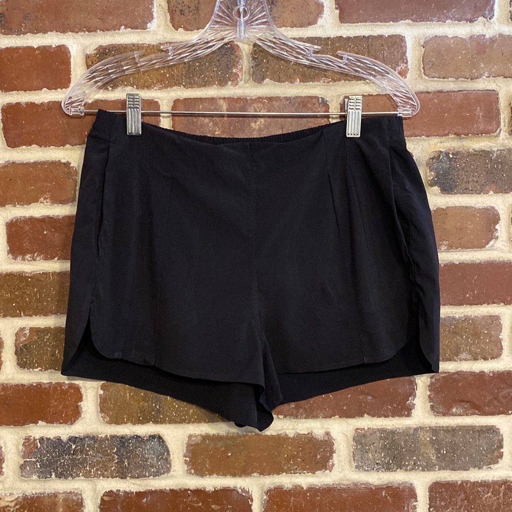 Lululemon black shorts with pockets and pleats size 8
